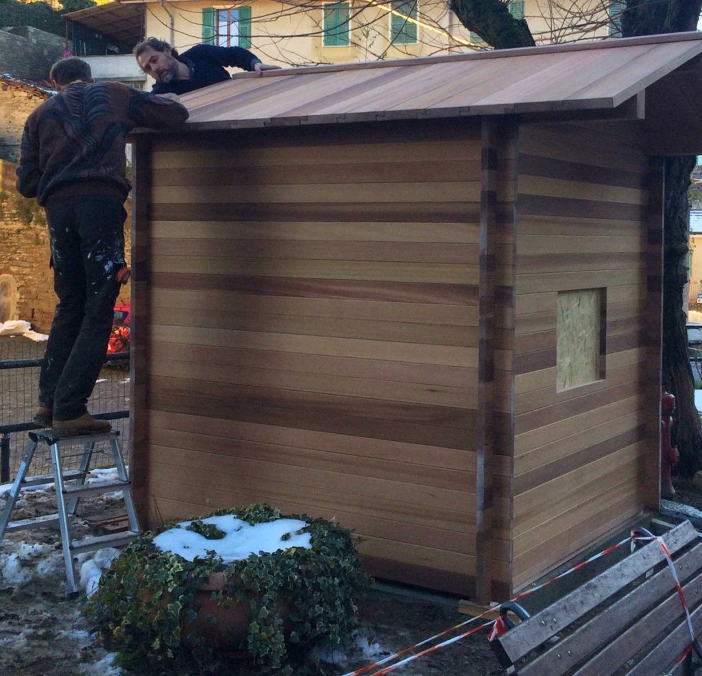 E' stato installato il tetto, anche questo interamente in legno di Cedro, si effettuano gli ultimi ritocchi
