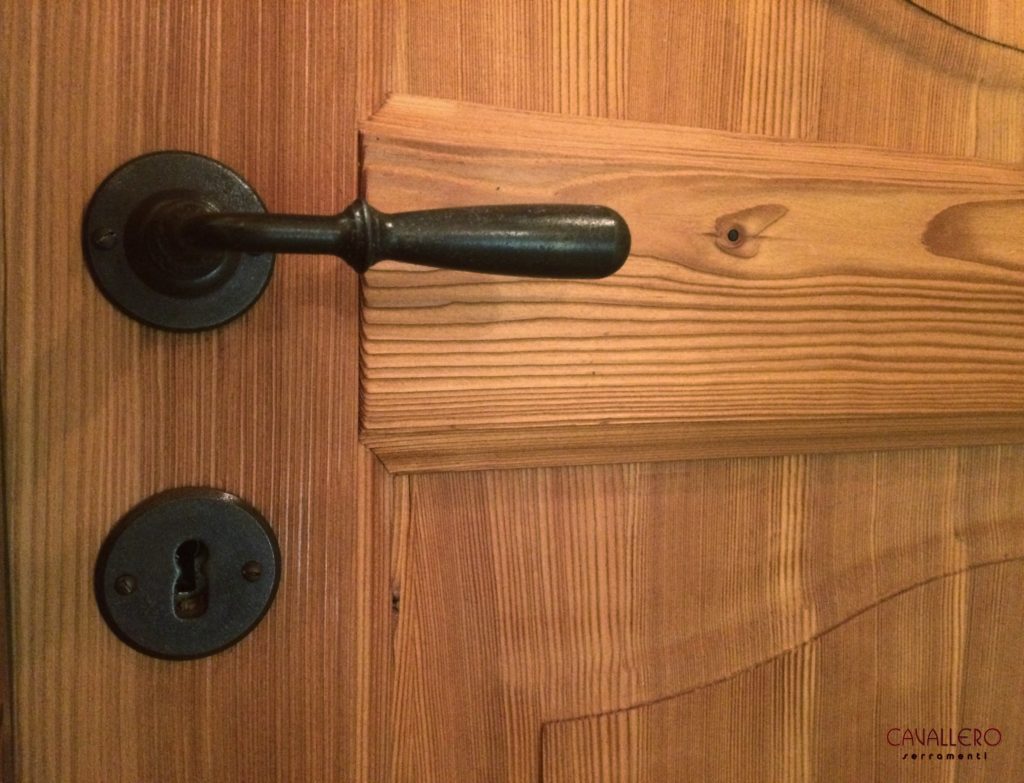 Dettaglio maniglia porta interna in legno Larice BIO spazzolato